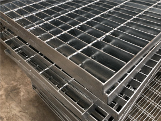 鋼格板與鍍鋅鋼格柵板的區(qū)別在哪？